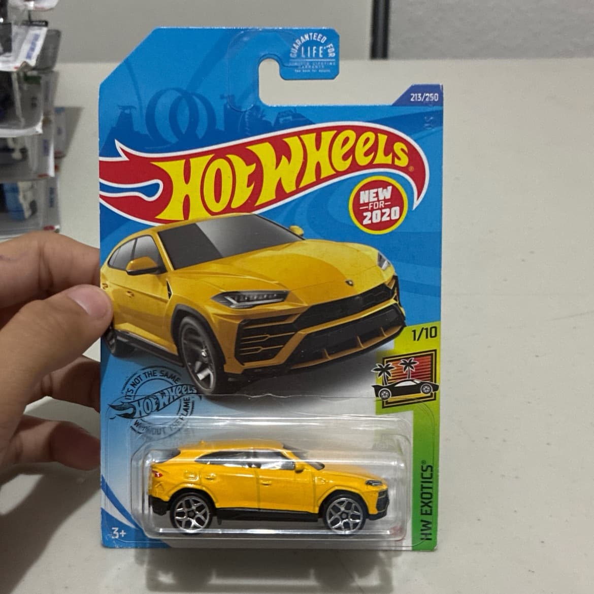 17 Lamborghini Urus